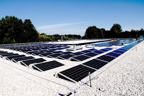 Foto der PV-Anlage am Dach der NMS Schwanenstadt