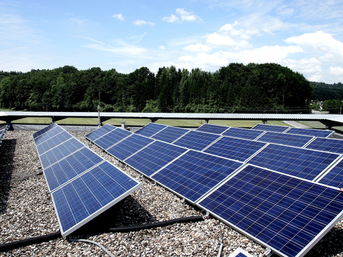 Foto der PV-Anlage am Dach des Technologiezentrums Attnang-Puchheim