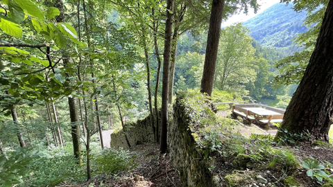 Picture of the viewpoint along the dam wall of the Scharnstein Ruins