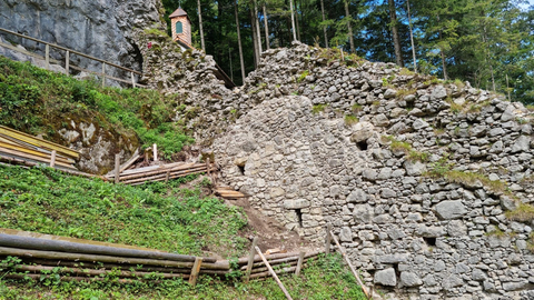 Foto von der Wehrmauer der Ruine Scharnstein mit Schießscharten