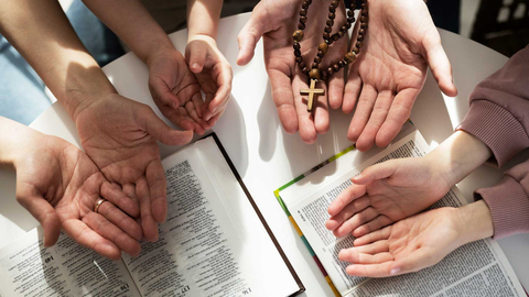 Hände, Rosenkranz, Bibel